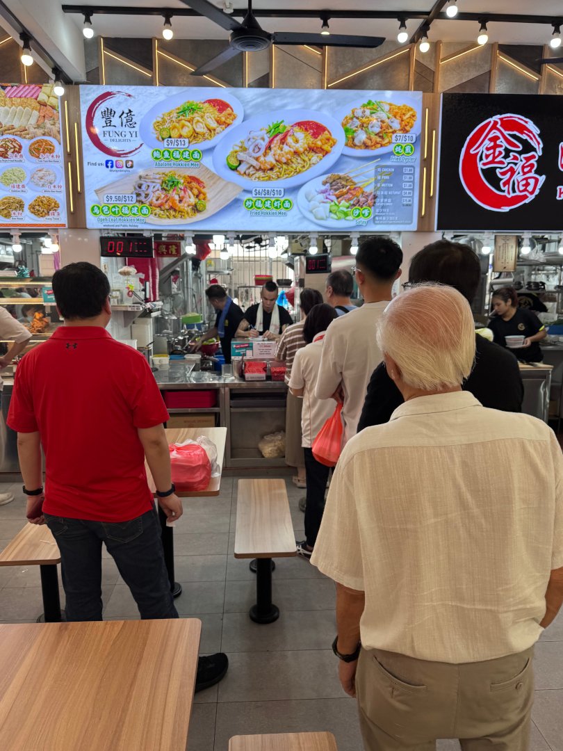 Lunchtime queue at the Fung Yi Hokkien Mee stall in St 82 Coffee House, Blk 844 Tampines